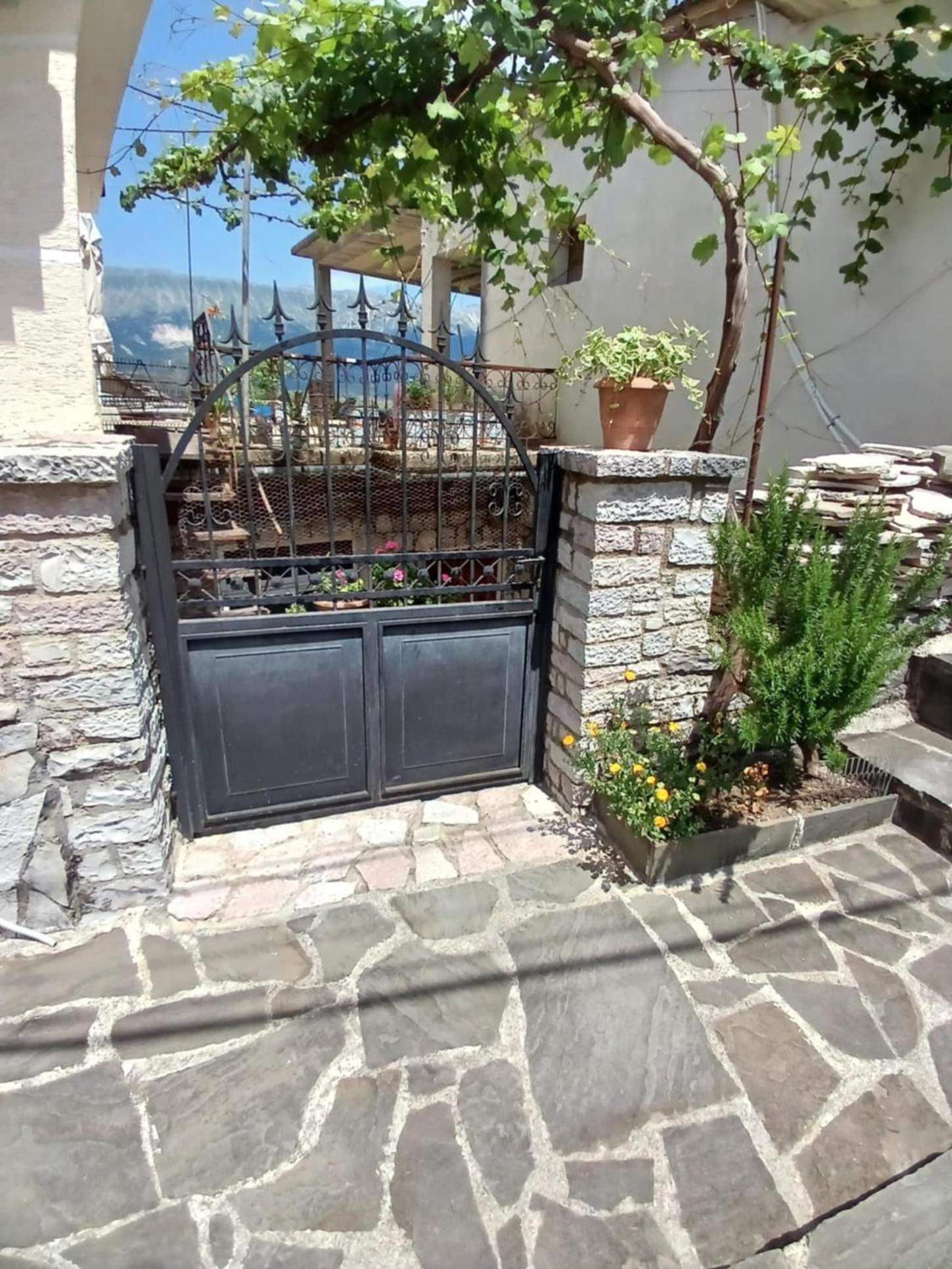 Gjirokastër Eniguesthouse מראה חיצוני תמונה